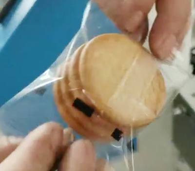 全自動(dòng)包裝機(jī)包裝餅干作業(yè)現(xiàn)場